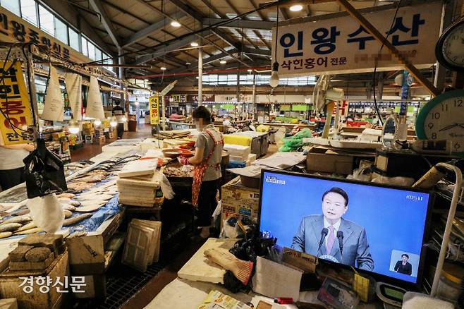 들리는 건… 서울 서대문구 홍제동 인왕시장에서 17일 상인들이 ‘윤석열 대통령 취임 100일 기자회견’ 방송을 켜놓은 채 일을 하고 있다. 성동훈 기자