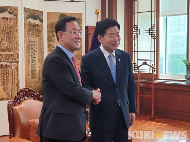 주호영 국민의힘 비상대책위원장(왼쪽)과 김진표 국회의장이 17일 국회 본청에서 만나 손을 맞잡고 있다.   사진=안소현 기자