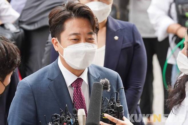 이준석 국민의힘 전 대표가 17일 오후 서울 양천구 서울 남부지방법원에서 열린 당 비상대책위원회 효력정지 가처분 신청 사건 심문에 출석하기 전 취재진 질문에 답하고 있다.