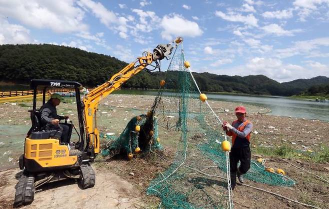 17일 충북 옥천군 군북면 추소리의 대청호에서&nbsp;쓰레기와 녹조 제거작업이 진행되고 있다.