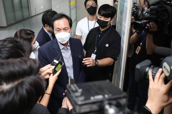 더불어민주당 우상호 비상대책위원장이 16일 오후 국회 의원회관에서 전당대회 준비위원회가 ‘당헌 80조’를 개정한 것과 관련한 취재진들의 질문에 답하고 있다. 국회사진기자단