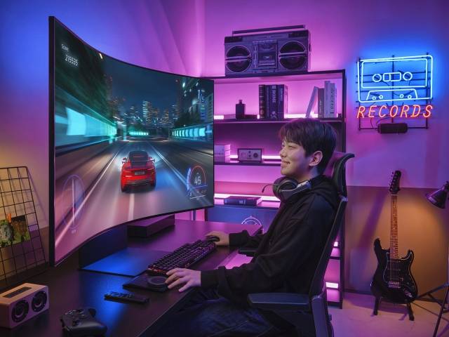 모델이 서울의 한 스튜디오에서 삼성전자의 차세대 게이밍 모니터 ‘오디세이 아크’를 사용하고 있다. 삼성전자 제공