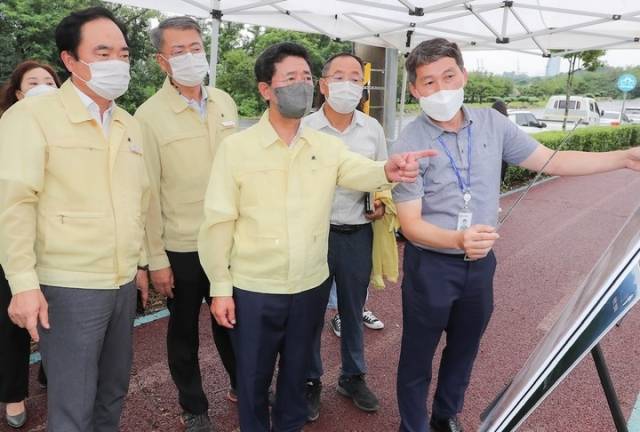 정인화 전남 광양시장이 관내 주요사업장을 점검하는 등 현장 소통에 나서고 있다. 사진=광양시