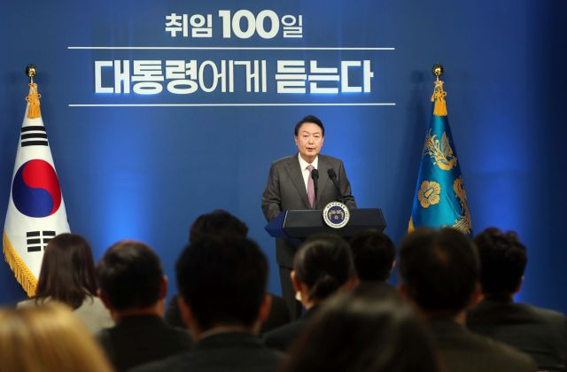 윤석열 대통령이 17일 서울 용산 대통령실 청사에서 열린 취임 100일 기자회견 ‘대통령에게 듣는다’에서 그동안의 소회와 향후 국정운영 계획을 밝히고 있다. 연합뉴스