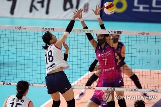 순천=연합뉴스) 정회성 기자 = 17일 전남 순천시 팔마체육관에서 열린 2022 순천·도드람컵 프로배구대회 여자부 조별예선 흥국생명과 GS칼텍스의 경기. 1세트 GS칼텍스 권민지가 공격하고 있다.