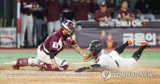 (수원=연합뉴스) 17일 경기도 수원케이티위즈파크에서 열린 2022 프로야구 KBO리그 키움 히어로즈와 kt wiz의 경기. 9회말 1사 1루 kt 알포드 1타점 2루타 때 1루주자 송민섭이 홈을 향해 몸을 날리고 있다.