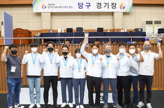 지난 12일 경기도 용인시에서 열린 ‘제68회 경기도체육대회’ 당구종목에서 총점 1162점으로 종합우승을 차지한 안산시 선수들이 기념촬영하고 있다. (사진=경기도당구연맹)