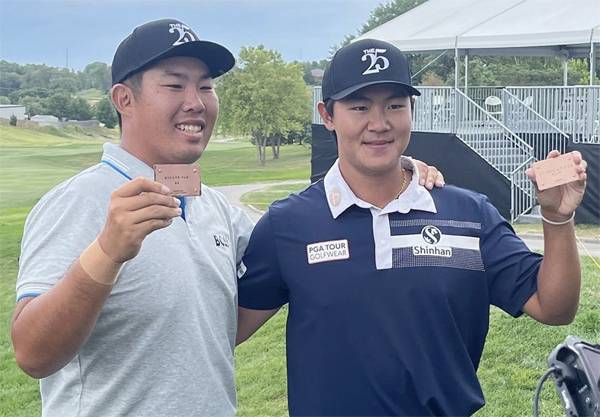 안병훈(왼쪽)과 김성현이 기념촬영을 하고 있다. [사진 제공 = PGA 투어]