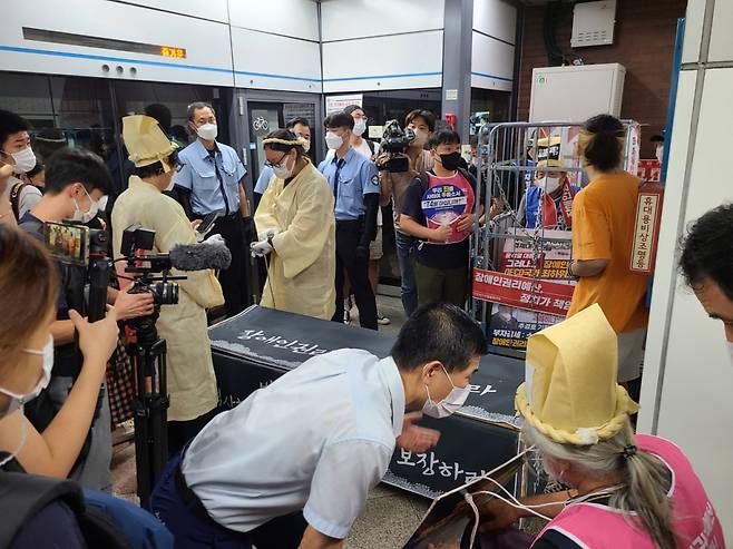 전국장애인차별철폐연대(전장연)가 윤석열 대통령 취임 100일을 맞은 17일 출근길 지하철 탑승 시위를 재개했다. 전장연이 장애인 권리 예산 등에 대한 추경호 기획재정부 장관의 답변을 기다리겠다며 시위를 잠정 중단한 지 16일만이다. 사진은 지하철 탑승 시위를 준비하는 전장연 시위대. /사진=하수민기자