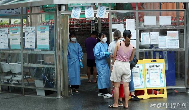 코로나19 신규 확진자 수가 5만5292명을 기록한 8일 서울 중구보건소 선별진료소를 찾은 시민들이 검사를 위해 대기하고 있다. /사진=김휘선 기자 hwijpg@