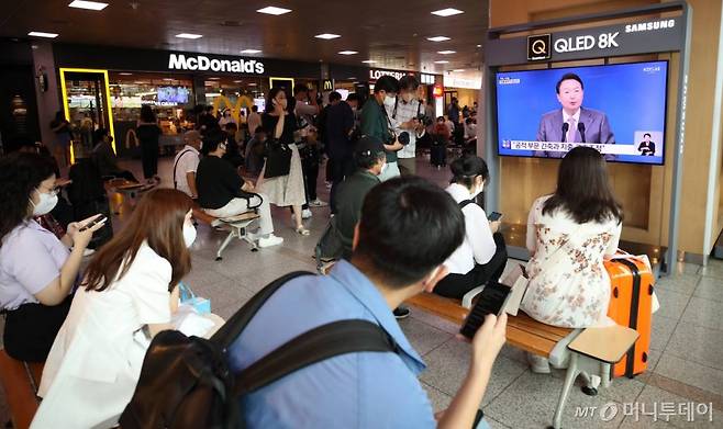 17일 오전 서울역 대합실에서 시민들이 윤석열 대통령 취임 100일 기자회견 생중계를 시청하고 있다. /사진=김휘선 기자 hwijpg@