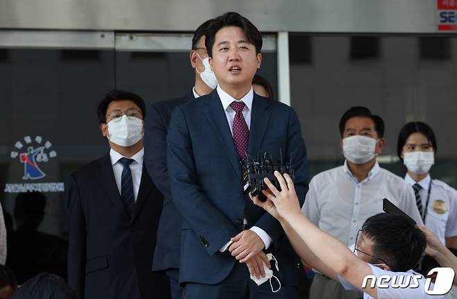 (서울=뉴스1) 국회사진취재단 = 이준석 전 국민의힘 대표가 17일 서울 양천구 남부지방법원에서 당 비상대책위원회 효력을 정지해달라며 낸 가처분 신청 사건 심문을 마친 후 취재진 질문에 답변하고 있다. 2022.8.17/뉴스1  Copyright (C) 뉴스1. All rights reserved. 무단 전재 및 재배포 금지.