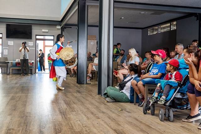 지역 사회복지센터에서 국악 공연 문화교류 프로그램 수행 중인 봉사단원/사진제공=한국수력원자력