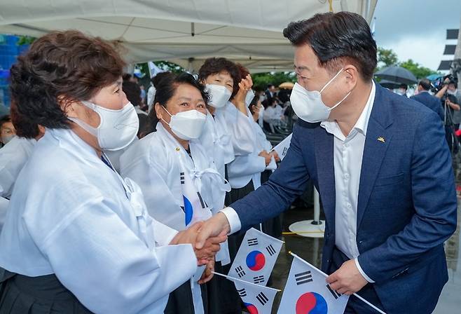 [제주=뉴시스] 17일 제주시 구좌읍 해녀항일운동기념탑에서 열린 제주해녀항일운동 90주년 기념행사에 참석한 오영훈 제주도지사가 해녀들과 악수하고 있다. (사진=제주도 제공) 2022.08.17. photo@newsis.com *재판매 및 DB 금지