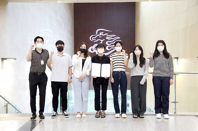 반려동물 관련 화장품을 개발해 특허를 출원한 이종민 지도교수와 황지섭, 강재림, 이유미, 권유주, 최예지, 이찬미씨(왼쪽부터) *재판매 및 DB 금지