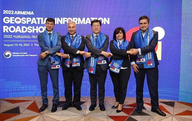 [전주=뉴시스] 강명수 기자 =한국국토정보공사(LX)는 공간정보의 우수 기술을 해외에 전파하고 있다고 17일 밝혔다. 사진은 최규명 부사장이 지난 16일 아르메니아 수도인 예레반 시에서 열린 ‘2022 공간정보 해외진출 로드쇼’에서 아르메니아 정부 관계자들과 기념촬영을 하고 있는 모습이다. (사진 =한국국토정보공사 제공) 2022.08.17. photo@newsis.com *재판매 및 DB 금지