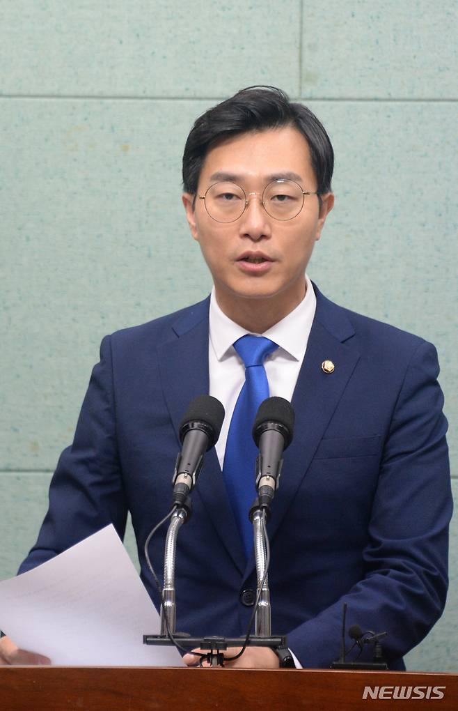 [전주=뉴시스] 김얼 기자 = 더불어민주당 최고위원 선거에 출마한 장경태 후보가 17일 전북 전주시 전북도의회 기자회견장에서 기자회견을 열고 지지를 호소하고 있다. 2022.08.17. pmkeul@newsis.com