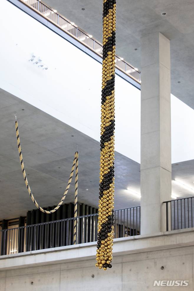 [서울=뉴시스]양혜규, 〈소리 나는 구명 동아줄〉, 2021-2022,검정색 스테인리스강 방울, PVD 도금된 스테인리스강 방울, 니켈 도금된 방울, 스테인리스강 체인, 분할 링 가변 크기,M+ Collection M+, Hong Kong, © Haegue Yang《M+ 커미션: 양혜규》 전시 전경, M+, 홍콩, 2022 사진: Lok Cheng. M+, Hong Kong 이미지 제공: 국제갤러리