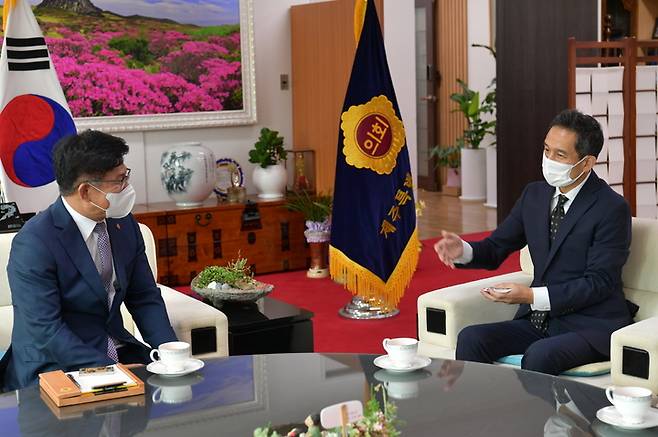 [제주=뉴시스] 다케다 가쯔토시(왼쪽) 신임 주제주일본 총영사가 지난 16일 김경학 제주도의회 의장을 예방해 이야기를 나누고 있다. (사진=제주도의회 제공) 2022.08.17. photo@newsis.com *재판매 및 DB 금지