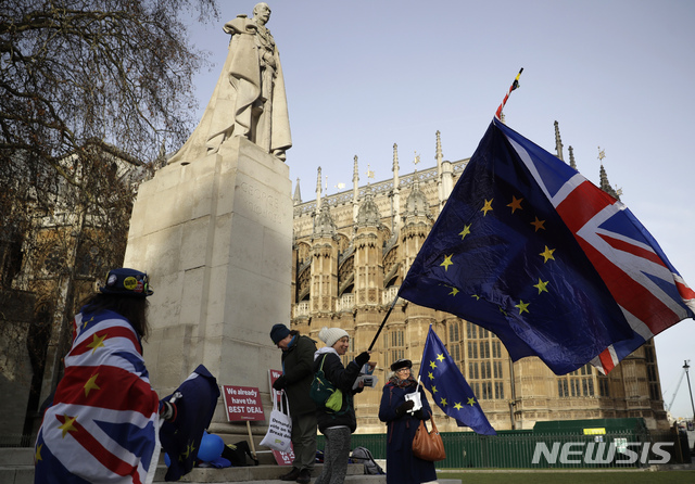 {AP/뉴시스] 런던의 영국 국기와 유럽연합기
