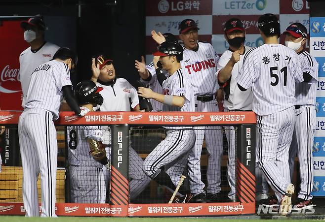 [서울=뉴시스] 김진아 기자 = 17일 오후 서울 송파구 잠실야구장에서 열린 2022 KBO리그 삼성 라이온즈와 LG 트윈스의 경기, 2회말 1사 2,3루 LG 채은성의 2타점 2루타때 홈으로 들어온 홍창기, 박해민이 덕아웃에서 선수들과 기뻐하고 있다. 2022.08.17. bluesoda@newsis.com