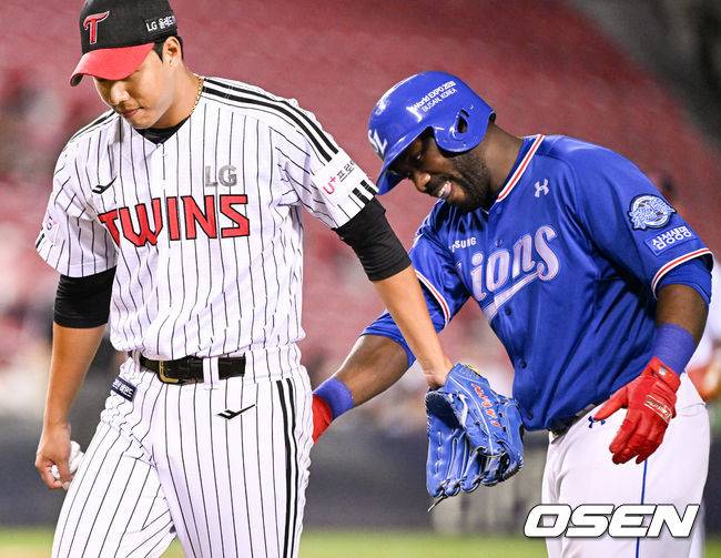 [OSEN=잠실,박준형 기자]6회초 2사 2루 삼성 피렐라가 외야뜬공을 날린뒤 정우영 투수의 엉덩이를 때리며 장난치고 있다.  2022.08.17 / soul1014@osen.co.kr