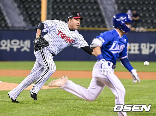 [OSEN=잠실,박준형 기자] 4회초 무사 1루 삼성 김지찬의 번트때 LG 이우찬 투수가 1루로 송구하고 있다. 2022.08.17 / soul1014@osen.co.kr