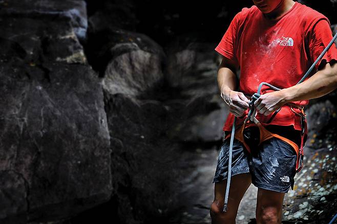 용서폭 암장에서 등반 준비 중인 김도혁 군. 용서폭의 웅장한 벽이 그에게 위압감을 드러냈지만 그는 침착하게 등반해냈다.