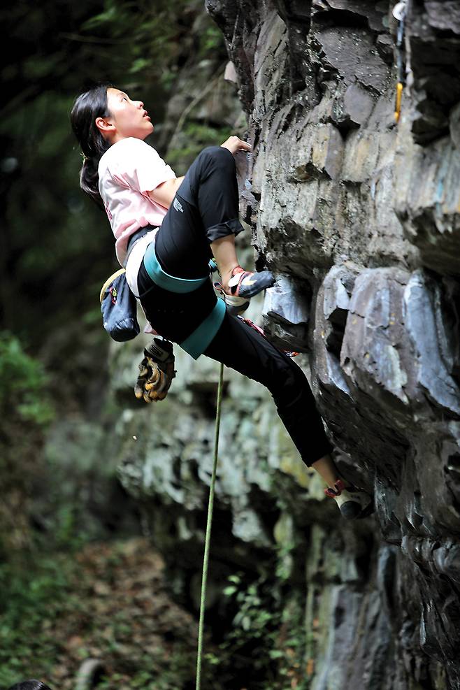 용서폭 암장을 오르고 있는 한 선수. 용서폭은 순천에 주소지가 있지만 사람들은 대부분 구례 용서폭이라고 부른다.