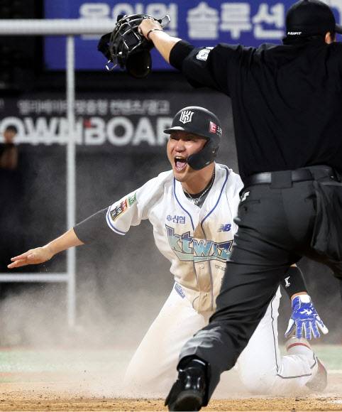 16일 경기 수원 KT 위즈파크에서 열린 2022 KBO리그 프로야구 키움 히어로즈와 KT 위즈의 경기에서 9회말 KT 배정대의 희생플라이 때 3루 주자 장성우가 홈으로 쇄도한 뒤 세이프를 외치고 있다.연합뉴스