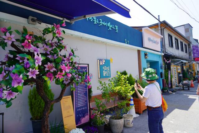 한 관광객이 고한읍에 꾸려진 '마을호텔 18번가'의 아기자기한 장식들을 살펴보고 있다.