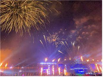 제60회 경북도민체육대회를 알리는 개막 불꽃놀이 행사가 성대하게 펼쳐지고 있다. 이번 대회에는 23개 시군에서 1만1545명의 선수단이 출전했다. 사진=김승민 학생기자