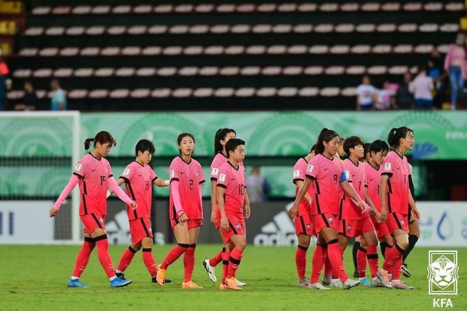 황인선 감독이 이끄는 한국 여자 U-20 축구대표팀 선수들이 지난 14일 나이지리아와의 2022 FIFA 여자 U-20 월드컵 조별리그 C조 2차전에서 패한 뒤 그라운드를 나서고 있다.   대한축구협회 제공