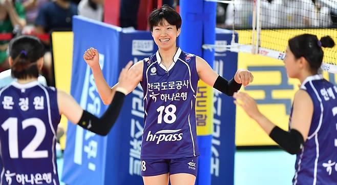 환하게 웃는 김세인(가운데) [한국배구연맹 제공. 재판매 및 DB금지]