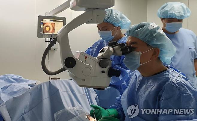 백내장 수술 ※기사와 직접적인 관련이 없는 자료사진 입니다. [생명을나누는사람들 제공]
