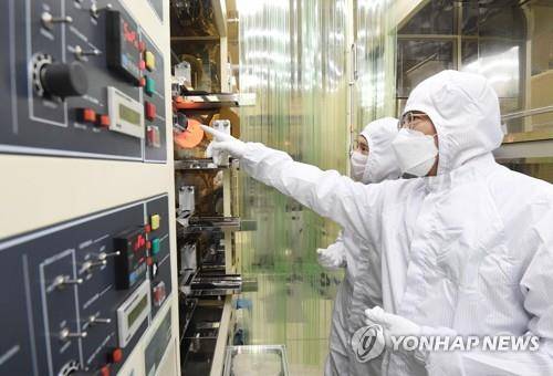 서울대 반도체 공동연구소 방문한 추경호 부총리     (서울=연합뉴스) 추경호 부총리 겸 기획재정부 장관이 31일 서울대학교 관악캠퍼스 반도체 공동연구소를 방문해 시설을 둘러보고 있다. 2022.5.31 [기획재정부 제공. 재판매 및 DB 금지]
    photo@yna.co.kr
(끝)