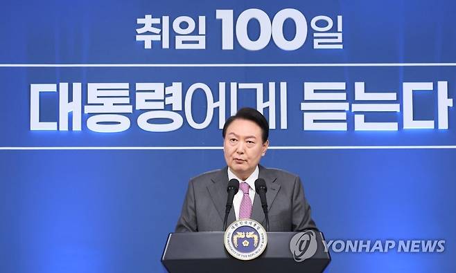 취임 100일 기자회견 하는 윤석열 대통령 (서울=연합뉴스) 안정원 기자 = 윤석열 대통령이 17일 서울 용산 대통령실 청사에서 열린 취임 100일 기자회견 '대통령에게 듣는다'에서 그동안의 소회와 향후 정국 운영 방안 등을 밝히고 있다. 2022.8.17 jeong@yna.co.kr