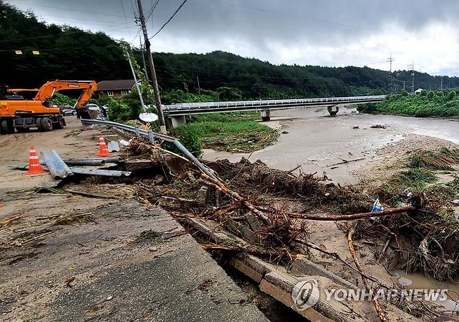 강릉 주문진 폭우로 범람한 하천 (강릉=연합뉴스) 유형재 기자 = 17일 오전 강원 강릉시 주문진읍 장덕리를 흐르는 하천이 폭우로 한때 범람해 재난 당국이 복구 작업을 벌이고 있다. 2022.8.17 yoo21@yna.co.kr