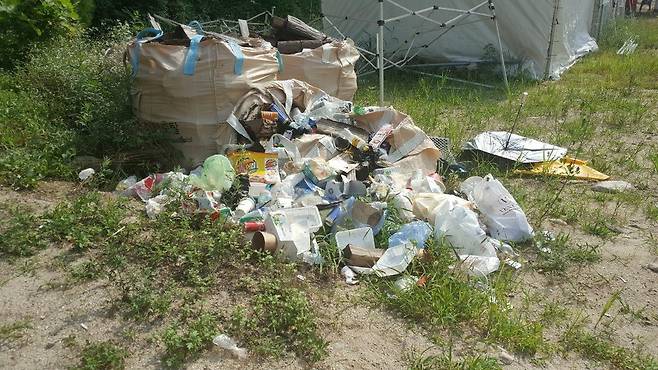 사찰 인근에 함부로 버려진 쓰레기 [흥룡사 제공. 재판매 및 DB 금지]