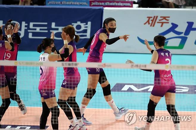 기뻐하는 흥국생명 (순천=연합뉴스) 정회성 기자 = 17일 전남 순천시 팔마체육관에서 열린 2022 순천·도드람컵 프로배구대회 여자부 조별예선 흥국생명과 GS칼텍스의 경기. 1세트 흥국생명 선수들이 득점에 성공하자 기뻐하고 있다. 2022.8.17 hs@yna.co.kr