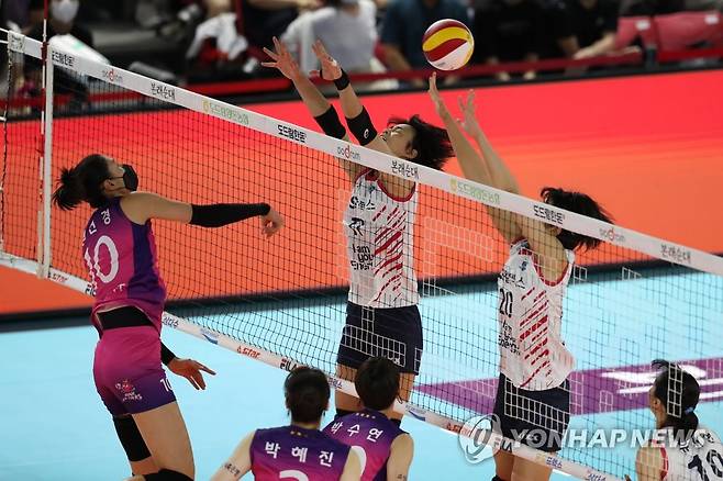 '김연경을 막아라' (순천=연합뉴스) 정회성 기자 = 17일 전남 순천시 팔마체육관에서 열린 2022 순천·도드람컵 프로배구대회 여자부 조별예선 흥국생명과 GS칼텍스의 경기. 4세트 흥국생명 김연경의 공격을 GS칼텍스 문지윤과 오세연이 수비하고 있다. 2022.8.17 hs@yna.co.kr