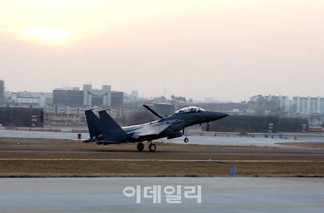 이전 예정인 대구 공군기지 활주로에 F-15K 전투기가 비행훈련을 마치고 착륙하고 있다. (사진=공군)