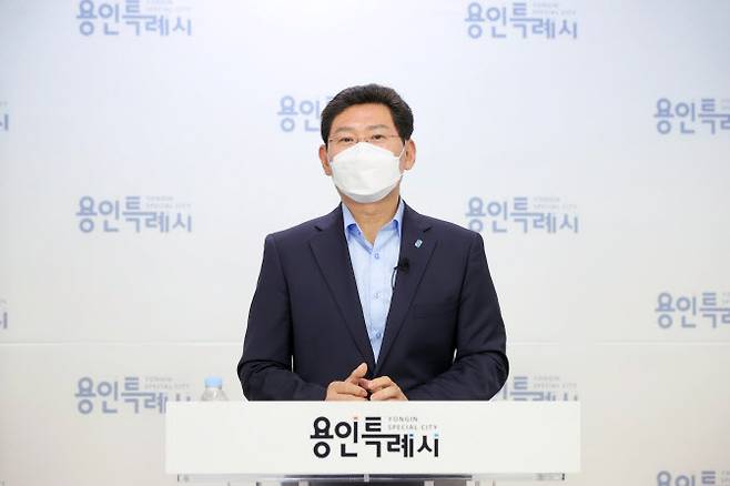 18일 이상일 용인시장이 취임 50일 기념 언론기자회견을 열고 있다.(사진=용인시)