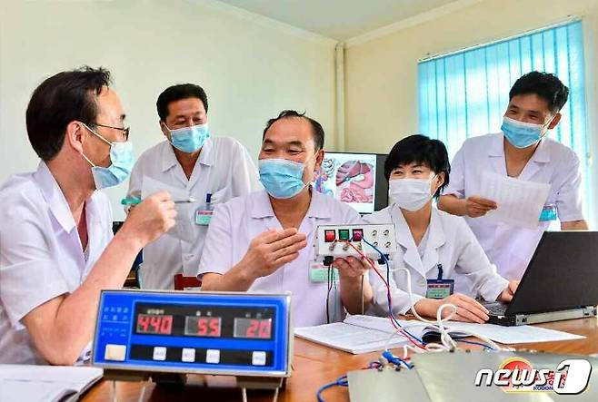 (평양 노동신문=뉴스1) = 북한의 의료일꾼들. [국내에서만 사용가능. 재배포 금지. DB 금지. For Use Only in the Republic of Korea. Redistribution Prohibited] rodongphoto@news1.kr
