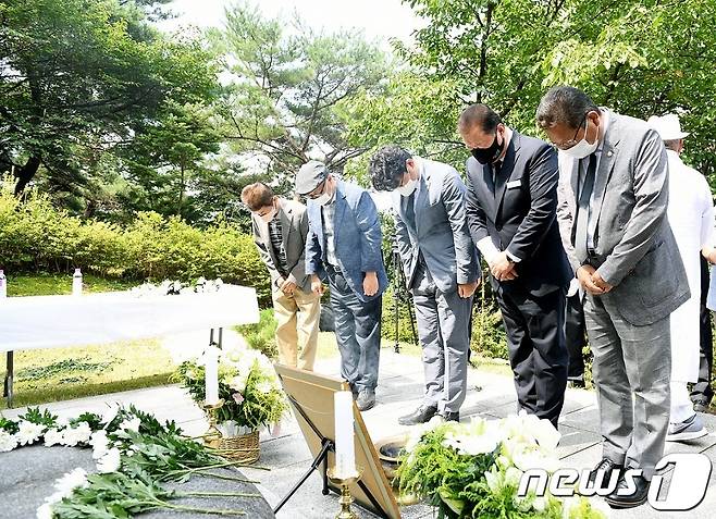 지난 17일 파주 성동리 장준하공원에서 열린 장준하 선생 47주기 추모식에서 김경일 파주시장(오른쪽 2번째)과 유족 등이 묘역에 참배하고 있다. (파주시청 제공)