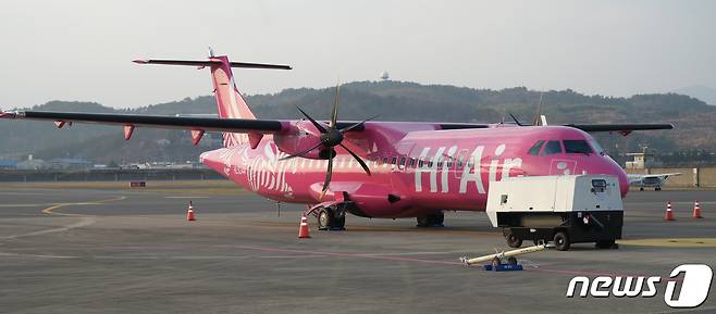 지난 2019년 12월11일 오후 울산공항에서 '하이에어(Hi Air)' 취항식이 열린 가운데 하이에어의 터보프롭(터보제트에 프로펠러를 장착한 항공기용 제트엔진) ATR 72-500 항공기가 대기하고 있다. 하이에어는 울산공항을 거점으로 하는 소형항공사다. 2019.12.11/뉴스1 ⓒ News1 윤일지 기자