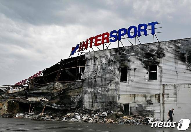 16일 (현지시간) 우크라이나 키이우 인근 부차의 쇼핑몰이 러시아 군의 포격을 받아 불에 타고 파괴된 모습이 보인다. ⓒ AFP=뉴스1