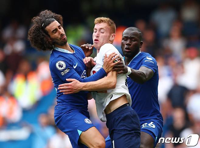 첼시 수비수 마크 쿠쿠렐라(왼쪽) ⓒ 로이터=뉴스1