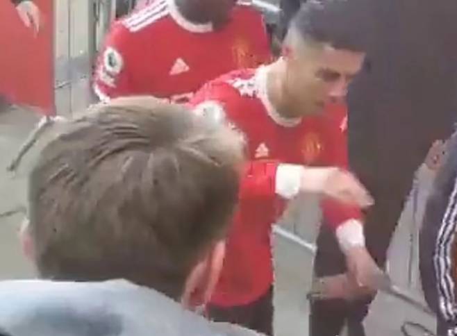 소년 팬의 손을 내려치는 호날두(뉴욕포스트 캡처)