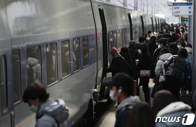 설 연휴 마지막날인 2일 오후 KTX울산역에서 귀경객들이 열차에 탑승하고 있다. 2022.2.2/뉴스1 ⓒ News1 윤일지 기자